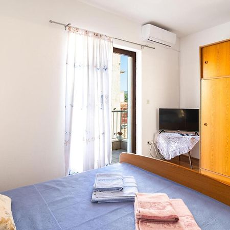 Beautiful Apartment In Vrboska With Kitchenette ภายนอก รูปภาพ
