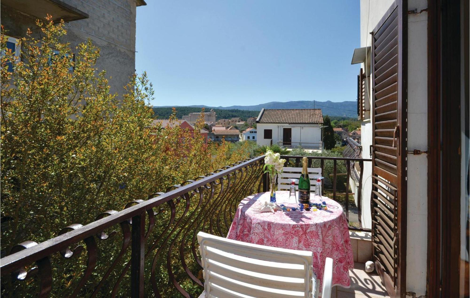 Beautiful Apartment In Vrboska With Kitchenette ภายนอก รูปภาพ