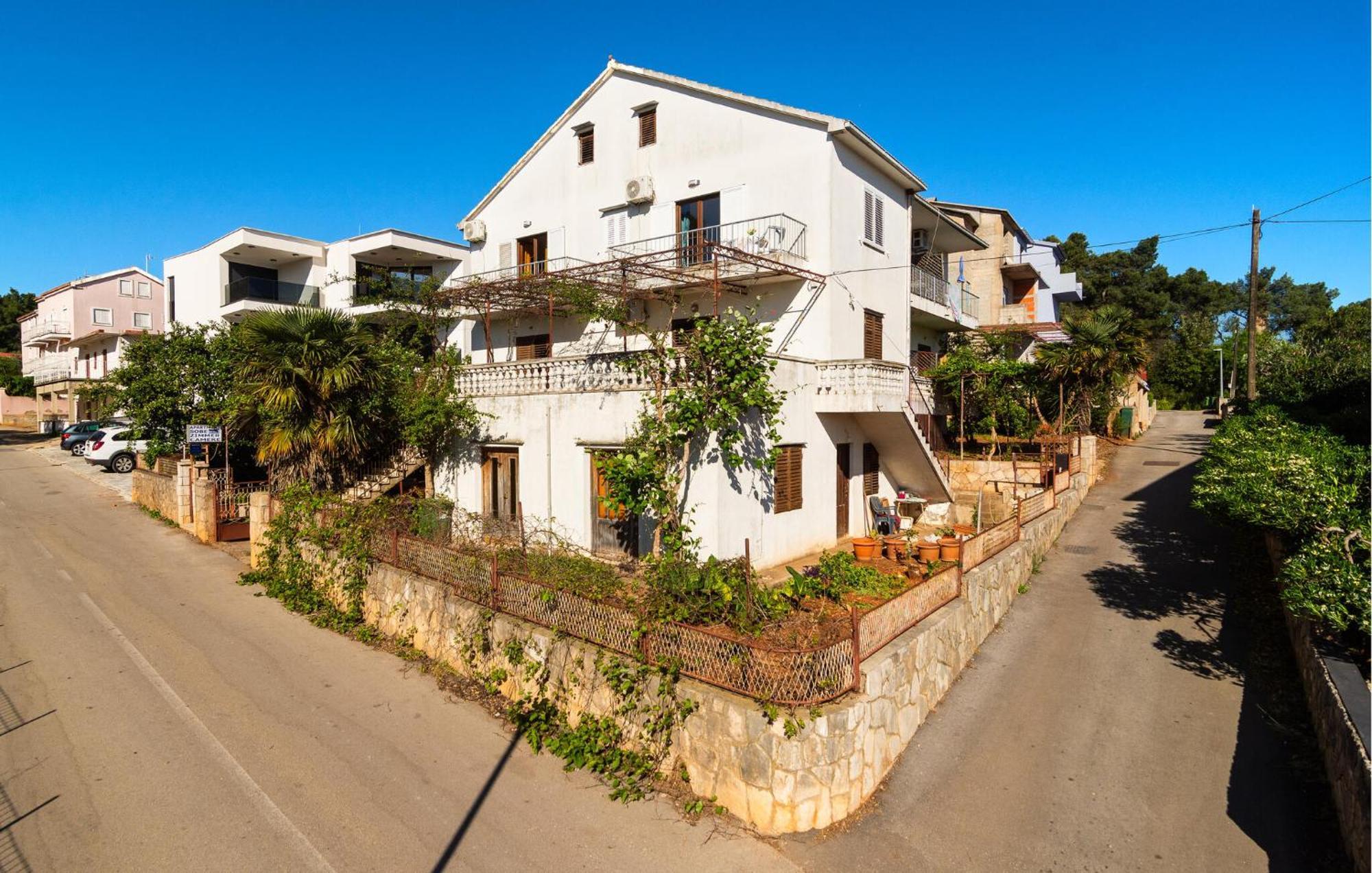 Beautiful Apartment In Vrboska With Kitchenette ภายนอก รูปภาพ
