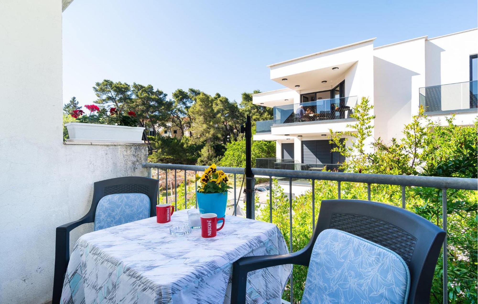 Beautiful Apartment In Vrboska With Kitchenette ภายนอก รูปภาพ