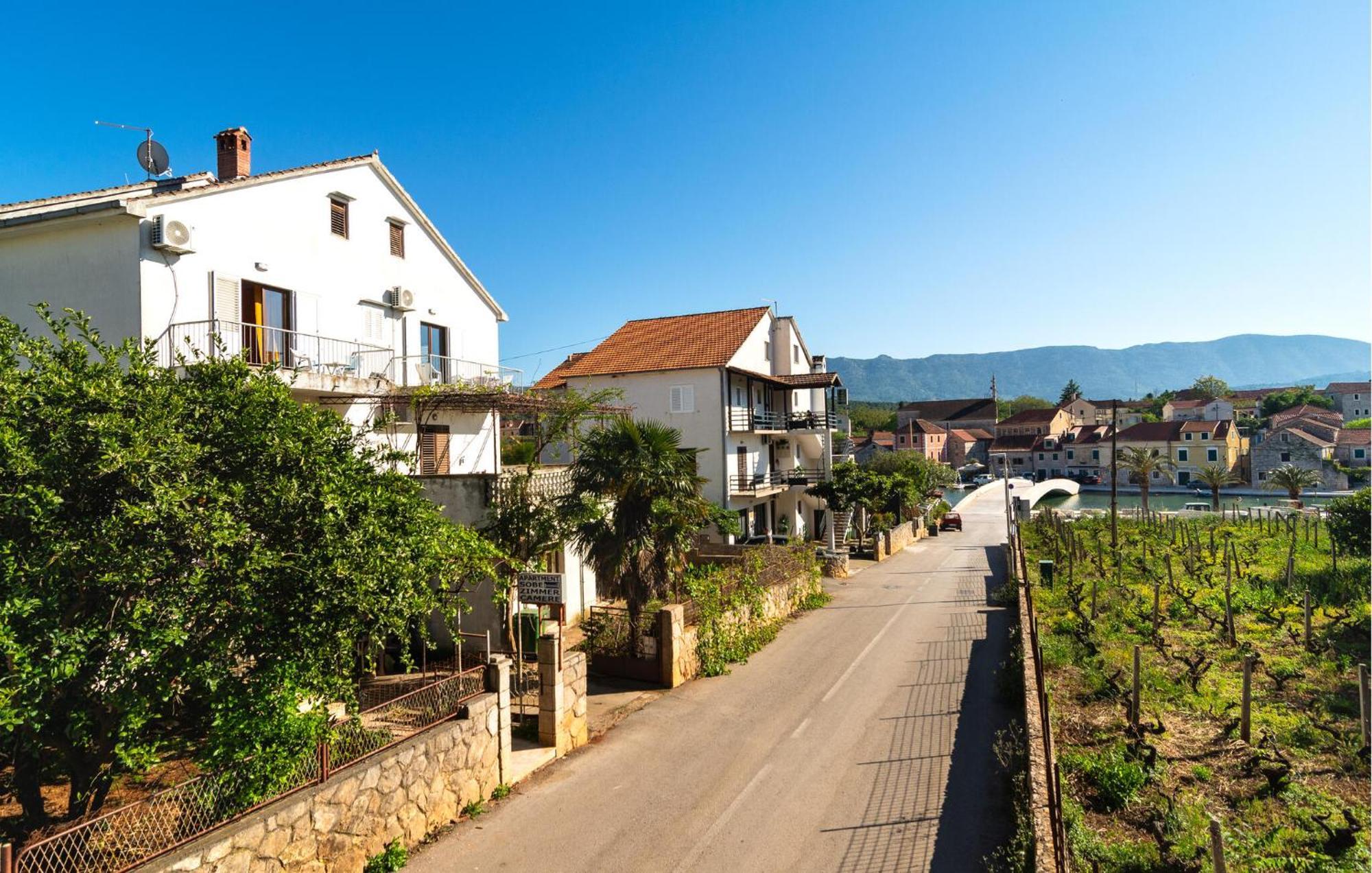 Beautiful Apartment In Vrboska With Kitchenette ภายนอก รูปภาพ